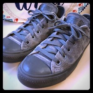 Gray leather converse mens 6/women’s 8 great fit!